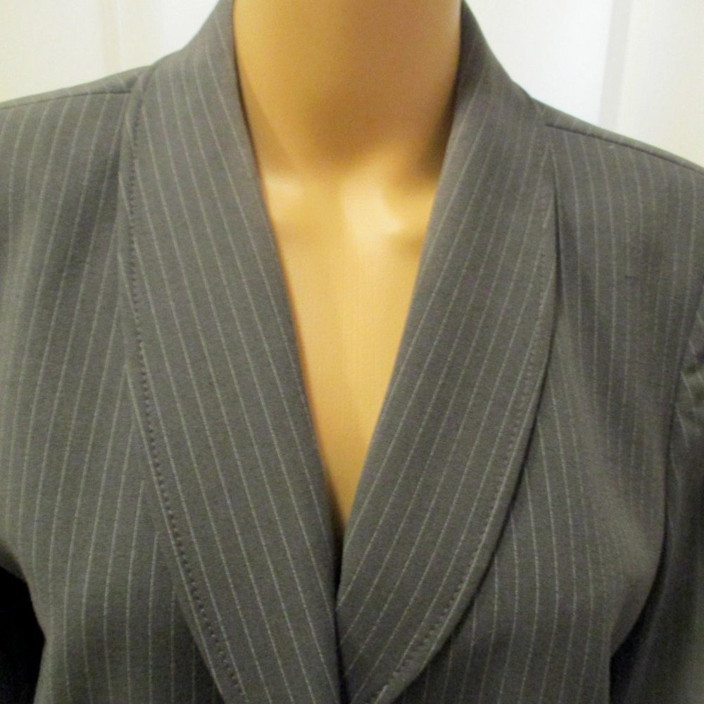 Tahari sz 10 Grey Pinstripe Skirt Suit